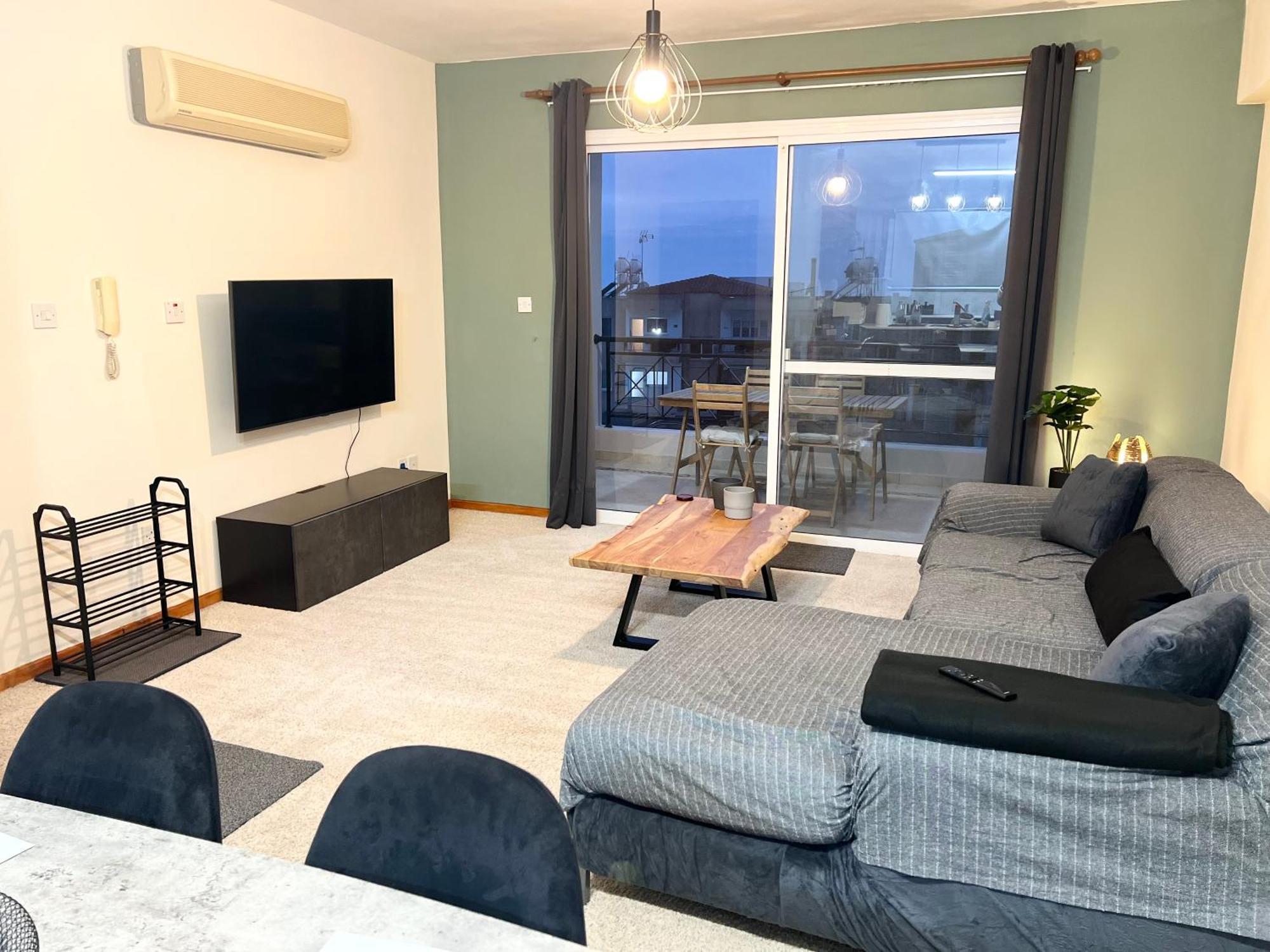 212 Apartment, A 2-Bedroom Escape Пафос Экстерьер фото