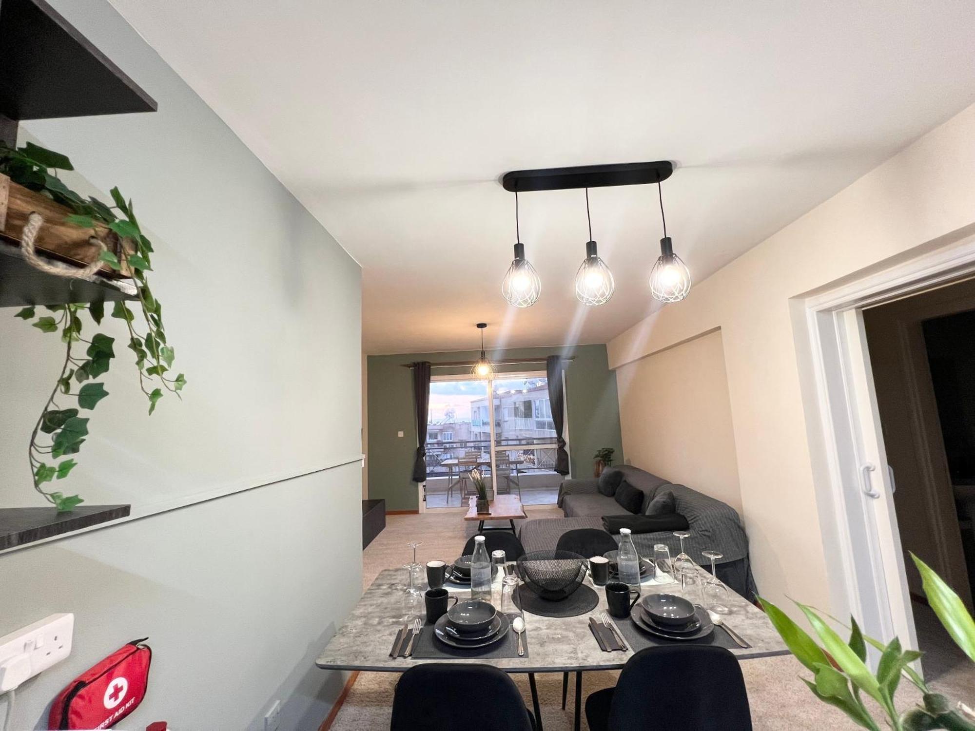 212 Apartment, A 2-Bedroom Escape Пафос Экстерьер фото