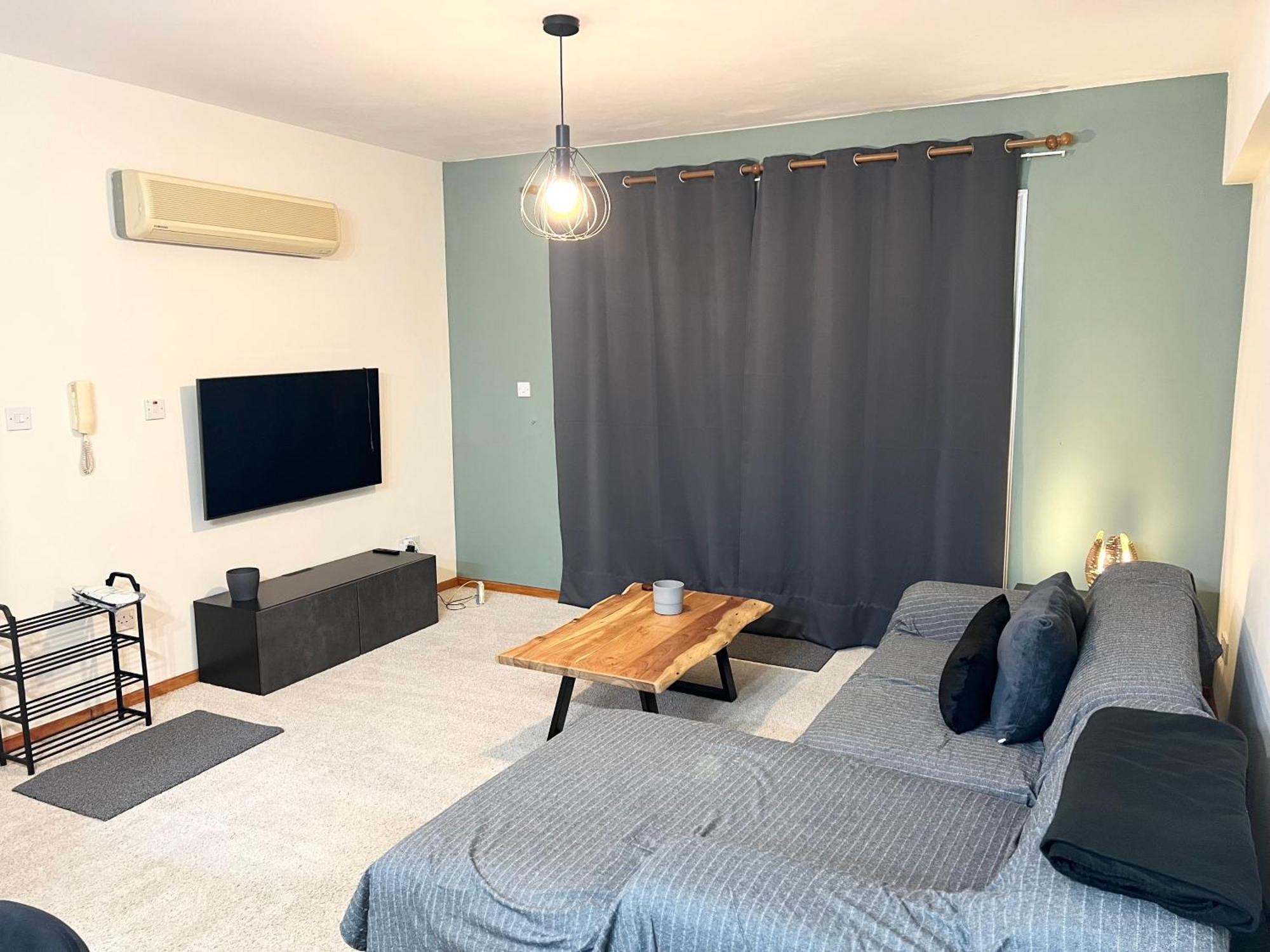 212 Apartment, A 2-Bedroom Escape Пафос Экстерьер фото